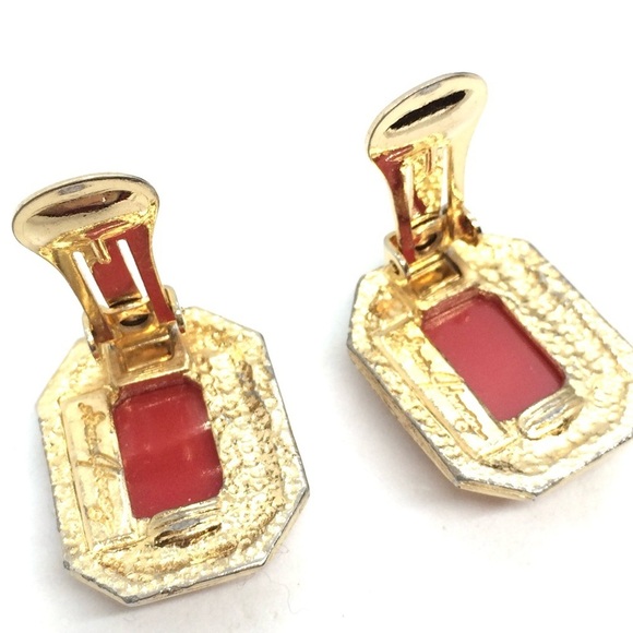 3/$30 VINTAGE GINNIE JOHANSEN RED PLASTIC CLIP ON EARRINGS GOLD TONE RECTANGLE - Picture 15 of 17
